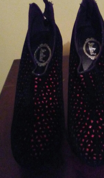 Heels - Picture 2 of 3